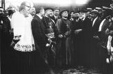 Gaudí shows the Sagrada Família to the Papal nuncio, Cardinal Francesco Ragonesi (1915).