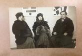 Photo de Olga Rosanowa, Xenia Boguslawskaja et Kasimir Malewitsch dans l‘exposition 0,10, 1915